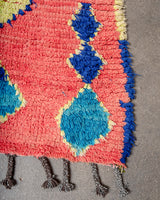 Moderner, handgefertigter Berber-Läuferteppich aus Marokko. Vintage-Teppich mit schönen Farben und Mustern und flauschiger Textur.