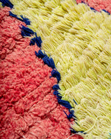 Moderner, handgefertigter Berber-Läuferteppich aus Marokko. Vintage-Teppich mit schönen Farben und Mustern und flauschiger Textur.