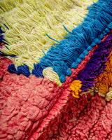 Moderner, handgefertigter Berber-Läuferteppich aus Marokko. Vintage-Teppich mit schönen Farben und Mustern und flauschiger Textur.