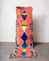 Moderner, handgefertigter Berber-Läuferteppich aus Marokko. Vintage-Teppich mit schönen Farben und Mustern und flauschiger Textur.