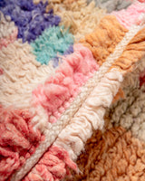 Moderner, handgefertigter Berber-Läuferteppich aus Marokko. Vintage-Teppich mit schönen Farben und Mustern und flauschiger Textur.