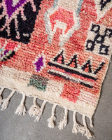 Moderner, handgefertigter Berber-Teppich aus Marokko. Vintage-Teppich mit schönen Farben und Mustern und flauschiger Textur.