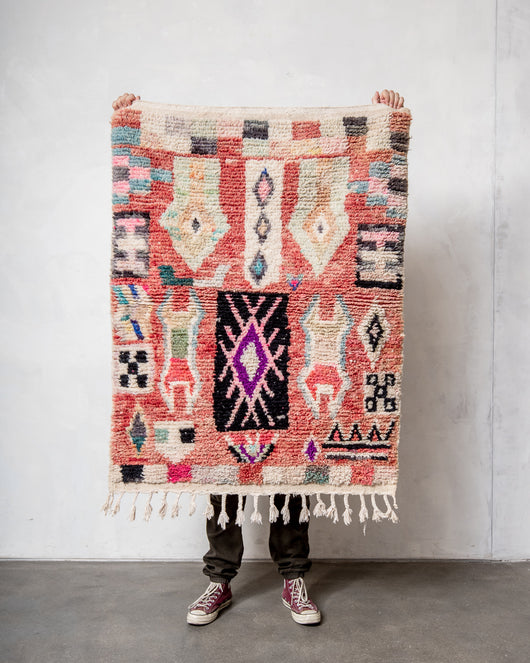 Moderner, handgefertigter Berber-Teppich aus Marokko. Vintage-Teppich mit schönen Farben und Mustern und flauschiger Textur.