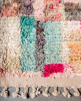 Moderner, handgefertigter Berber-Teppich aus Marokko. Vintage-Teppich mit schönen Farben und Mustern und flauschiger Textur.