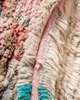 Moderner, handgefertigter Berber-Teppich aus Marokko. Vintage-Teppich mit schönen Farben und Mustern und flauschiger Textur.