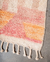 Moderner, handgefertigter Berber-Teppich aus Marokko. Vintage-Teppich mit schönen Farben und Mustern und flauschiger Textur.