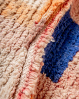 Moderner, handgefertigter Berber-Teppich aus Marokko. Vintage-Teppich mit schönen Farben und Mustern und flauschiger Textur.