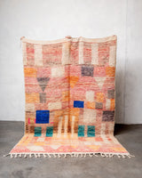 Moderner, handgefertigter Berber-Teppich aus Marokko. Vintage-Teppich mit schönen Farben und Mustern und flauschiger Textur.