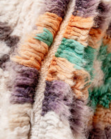 Moderner, handgefertigter Berber-Teppich aus Marokko. Vintage-Teppich mit schönen Farben und Mustern und flauschiger Textur.