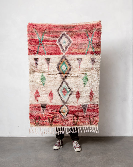 Moderner, handgefertigter Berber-Teppich aus Marokko. Vintage-Teppich mit schönen Farben und Mustern und flauschiger Textur.