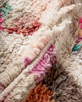 Moderner, handgefertigter Berber-Teppich aus Marokko. Vintage-Teppich mit schönen Farben und Mustern und flauschiger Textur.