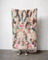 Moderner, handgefertigter Berber-Teppich aus Marokko. Vintage-Teppich mit schönen Farben und Mustern und flauschiger Textur.