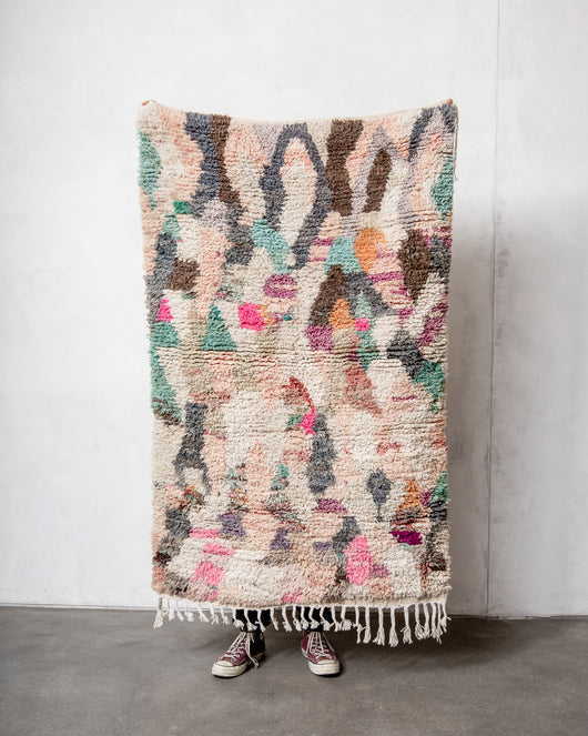 Moderner, handgefertigter Berber-Teppich aus Marokko. Vintage-Teppich mit schönen Farben und Mustern und flauschiger Textur.