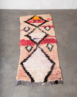 Moderner, handgefertigter Berber-Läuferteppich aus Marokko. Vintage-Teppich mit schönen Farben und Mustern und flauschiger Textur.