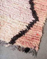 Moderner, handgefertigter Berber-Läuferteppich aus Marokko. Vintage-Teppich mit schönen Farben und Mustern und flauschiger Textur.