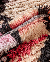 Moderner, handgefertigter Berber-Läuferteppich aus Marokko. Vintage-Teppich mit schönen Farben und Mustern und flauschiger Textur.