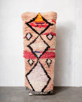 Moderner, handgefertigter Berber-Läuferteppich aus Marokko. Vintage-Teppich mit schönen Farben und Mustern und flauschiger Textur.
