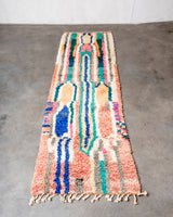 Moderner, handgefertigter Berber-Läuferteppich aus Marokko. Vintage-Teppich mit schönen Farben und Mustern und flauschiger Textur.