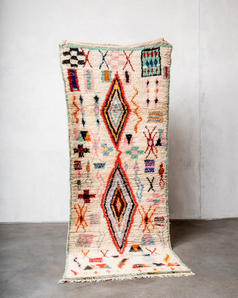 Moderner, handgefertigter Berber-Läuferteppich aus Marokko. Vintage-Teppich mit schönen Farben und Mustern und flauschiger Textur.