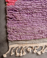 Moderner, handgefertigter Berber-Teppich aus Marokko. Vintage-Teppich mit schönen Farben und Mustern und flauschiger Textur.