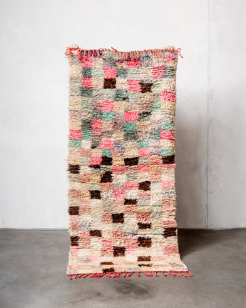 Moderner, handgefertigter Berber-Läuferteppich aus Marokko. Vintage-Teppich mit schönen Farben und Mustern und flauschiger Textur.