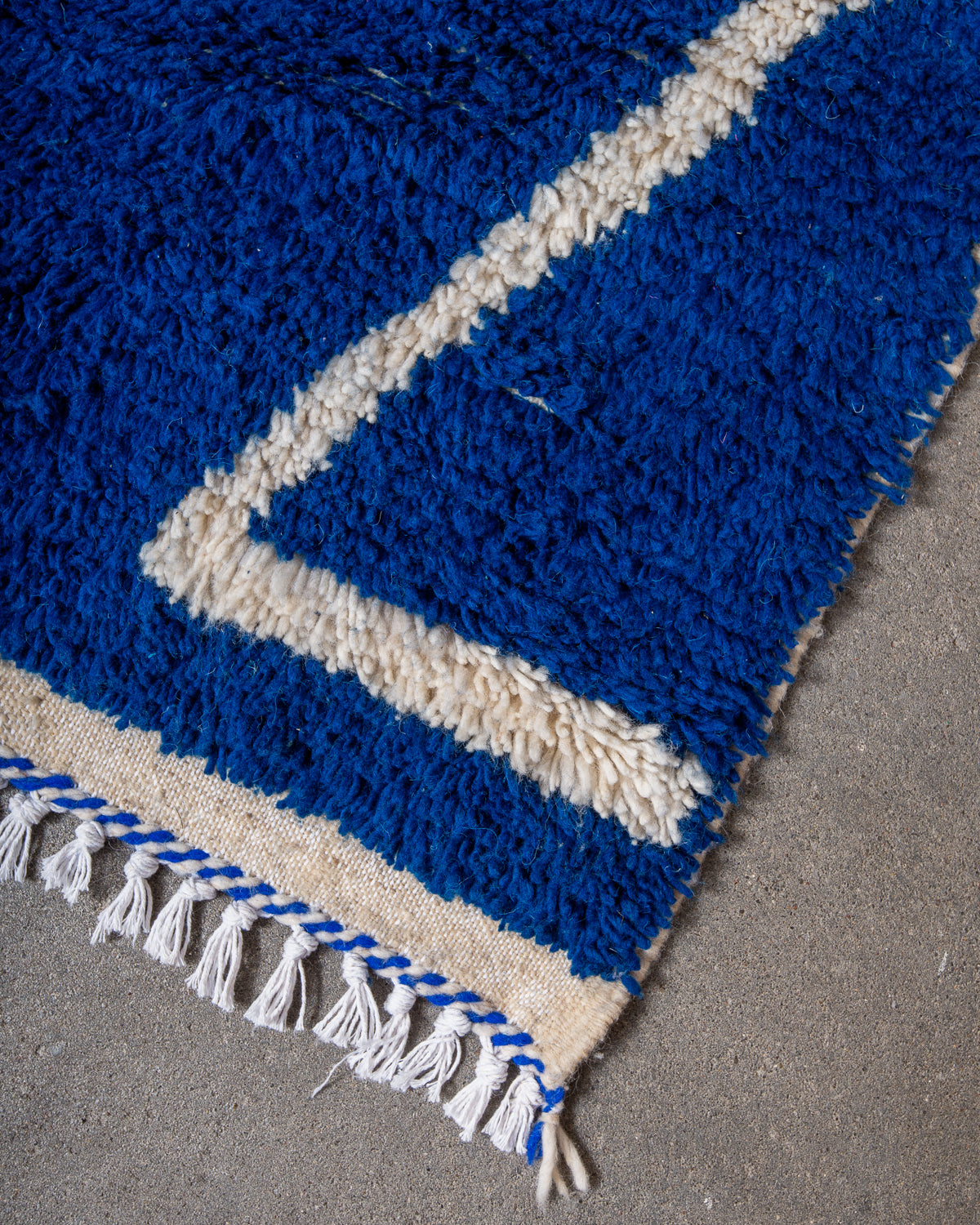 Modern designer handcrafted Berber rug from Morocco. Azilal rug with beautiful colours and patterns. Made of sheep’s wool and colourful cotton.