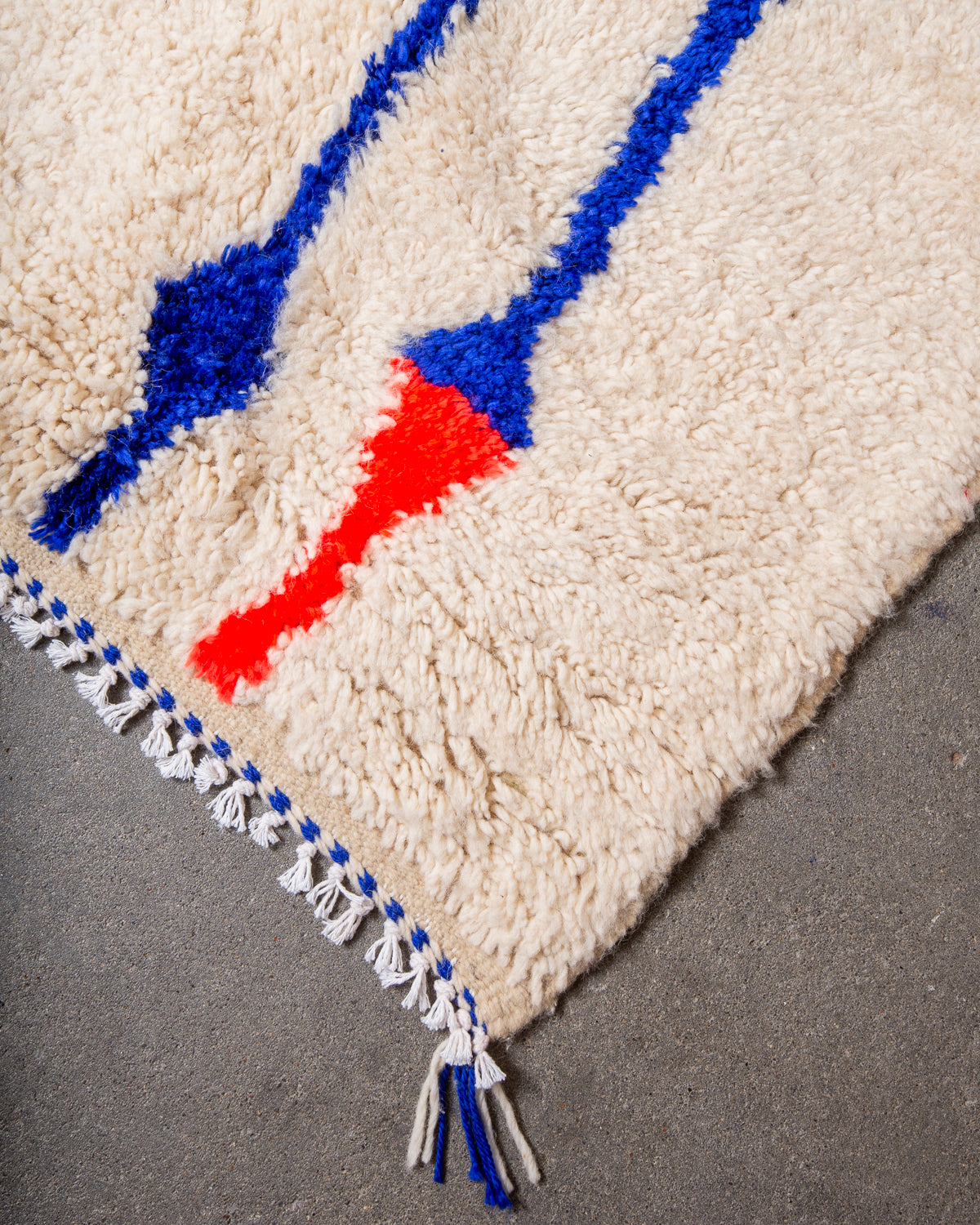 Modern designer handcrafted Berber rug from Morocco. Azilal rug with beautiful colours and patterns. Made of sheep’s wool and colourful cotton.