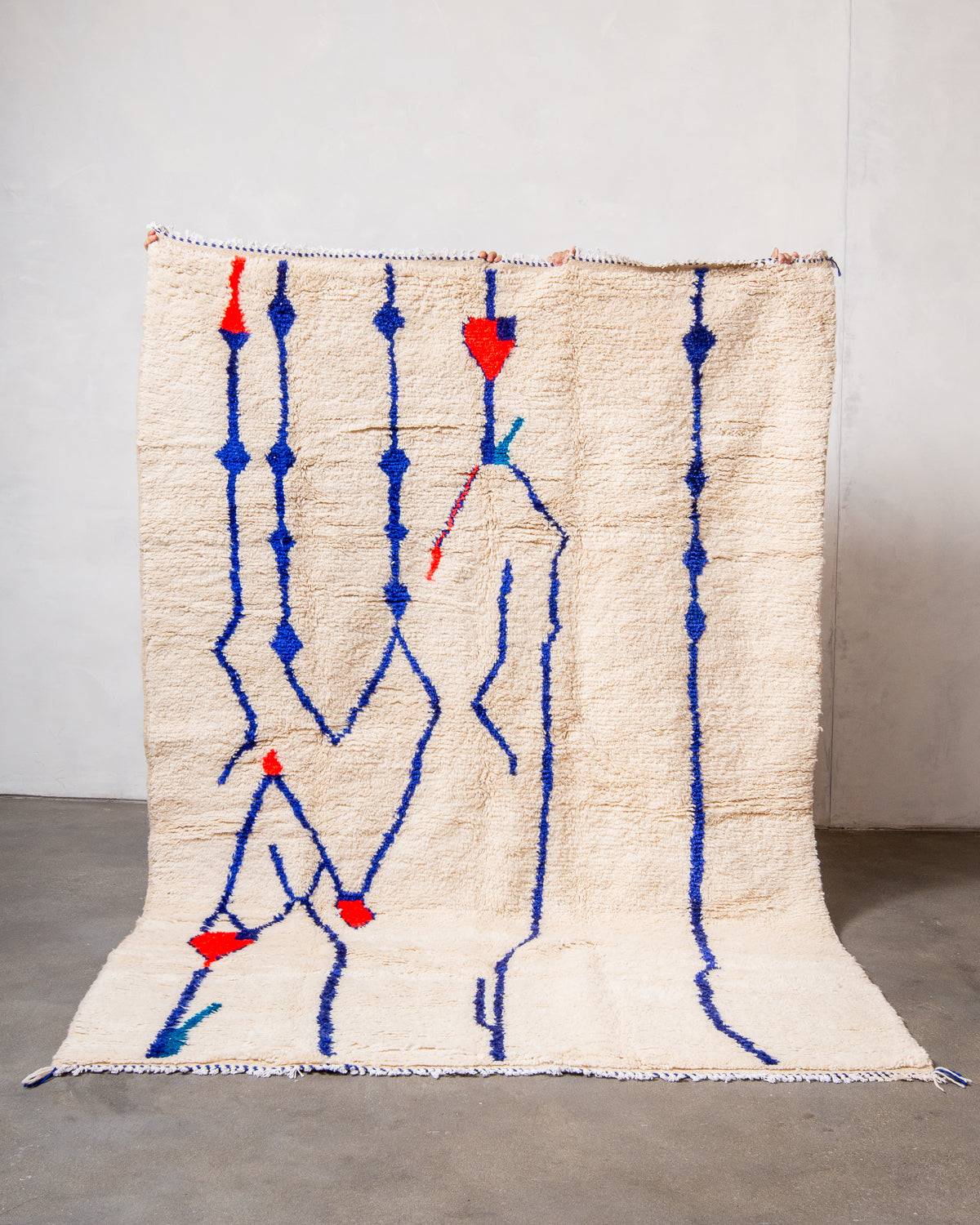 Modern designer handcrafted Berber rug from Morocco. Azilal rug with beautiful colours and patterns. Made of sheep’s wool and colourful cotton.