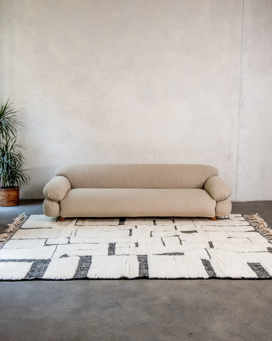 Moderner, handgefertigter Designer-Berberteppich aus Marokko. Beniourain-Teppich mit schönen Farben und Mustern und flauschiger Wollstruktur