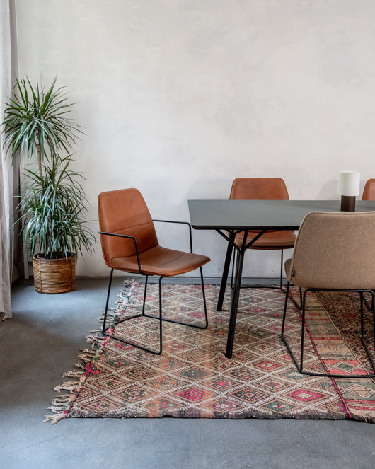 Moderner, handgefertigter Berber-Teppich aus Marokko. Vintage Kelim Teppich mit wunderschönen Designs und robustem Flachgewebe aus Wolle.