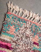 Moderner, handgefertigter Berber-Läuferteppich aus Marokko. Vintage-Teppich mit schönen Farben und Mustern und flauschiger Textur.