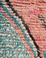 Moderner, handgefertigter Berber-Läuferteppich aus Marokko. Vintage-Teppich mit schönen Farben und Mustern und flauschiger Textur.