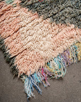 Moderner, handgefertigter Berber-Läuferteppich aus Marokko. Vintage-Teppich mit schönen Farben und Mustern und flauschiger Textur.
