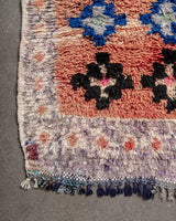 Moderner, handgefertigter Berber-Läuferteppich aus Marokko. Vintage-Teppich mit schönen Farben und Mustern und flauschiger Textur.