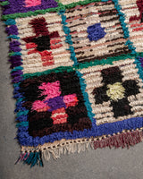 Moderner handgefertigter Berber-Teppich im Vintage-Stil aus Marokko. Boucherouite-Läuferteppich mit wunderschönen Farben und Mustern.