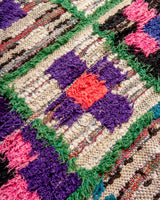 Moderner handgefertigter Berber-Teppich im Vintage-Stil aus Marokko. Boucherouite-Läuferteppich mit wunderschönen Farben und Mustern.