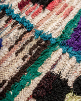 Moderner handgefertigter Berber-Teppich im Vintage-Stil aus Marokko. Boucherouite-Läuferteppich mit wunderschönen Farben und Mustern.