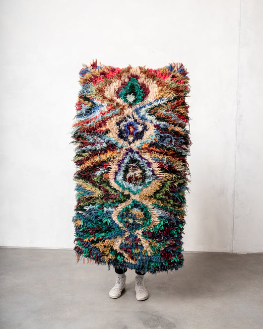 Moderner handgefertigter Berber-Teppich im Vintage-Stil aus Marokko. Boucherouite-Läuferteppich mit wunderschönen Farben und Mustern.