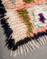 Moderner handgefertigter Berber-Teppich im Vintage-Stil aus Marokko. Boucherouite-Läuferteppich mit wunderschönen Farben und Mustern.