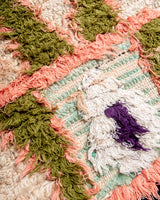 Moderner handgefertigter Berber-Teppich im Vintage-Stil aus Marokko. Boucherouite-Läuferteppich mit wunderschönen Farben und Mustern.