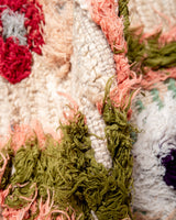Moderner handgefertigter Berber-Teppich im Vintage-Stil aus Marokko. Boucherouite-Läuferteppich mit wunderschönen Farben und Mustern.