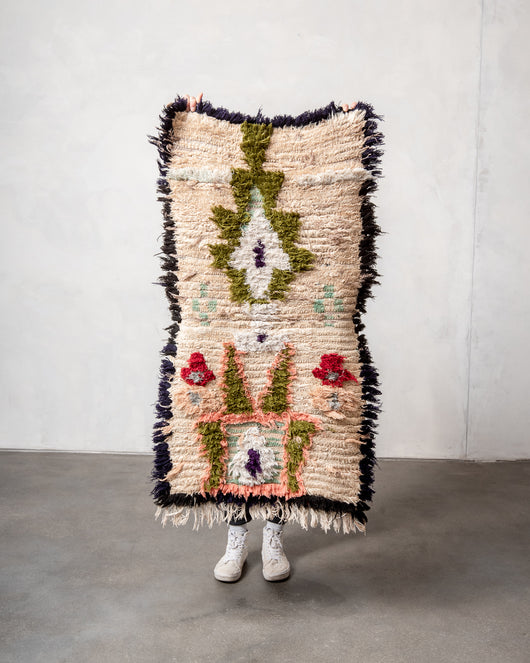 Moderner handgefertigter Berber-Teppich im Vintage-Stil aus Marokko. Boucherouite-Läuferteppich mit wunderschönen Farben und Mustern.