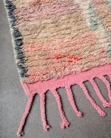 Moderner, handgefertigter Berber-Läuferteppich aus Marokko. Vintage-Teppich mit schönen Farben und Mustern und flauschiger Textur.