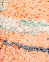 Moderner, handgefertigter Berber-Läuferteppich aus Marokko. Vintage-Teppich mit schönen Farben und Mustern und flauschiger Textur.