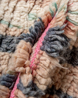 Moderner, handgefertigter Berber-Läuferteppich aus Marokko. Vintage-Teppich mit schönen Farben und Mustern und flauschiger Textur.
