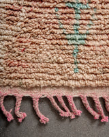 Moderner, handgefertigter Berber-Läuferteppich aus Marokko. Vintage-Teppich mit schönen Farben und Mustern und flauschiger Textur.