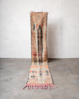 Moderner, handgefertigter Berber-Läuferteppich aus Marokko. Vintage-Teppich mit schönen Farben und Mustern und flauschiger Textur.