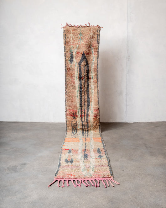 Moderner, handgefertigter Berber-Läuferteppich aus Marokko. Vintage-Teppich mit schönen Farben und Mustern und flauschiger Textur.