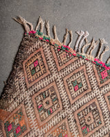 Moderner, handgefertigter Berber-Teppich aus Marokko. Vintage Kelim Teppich mit wunderschönen Designs und robustem Flachgewebe aus Wolle.