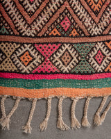 Moderner, handgefertigter Berber-Teppich aus Marokko. Vintage Kelim Teppich mit wunderschönen Designs und robustem Flachgewebe aus Wolle.